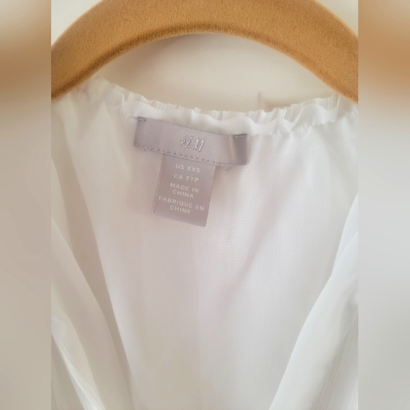 H&M White V-Neck Sleeveless Blouse, Ruffle Accent Collar w Tie String sz XXS - Picture 3 of 3